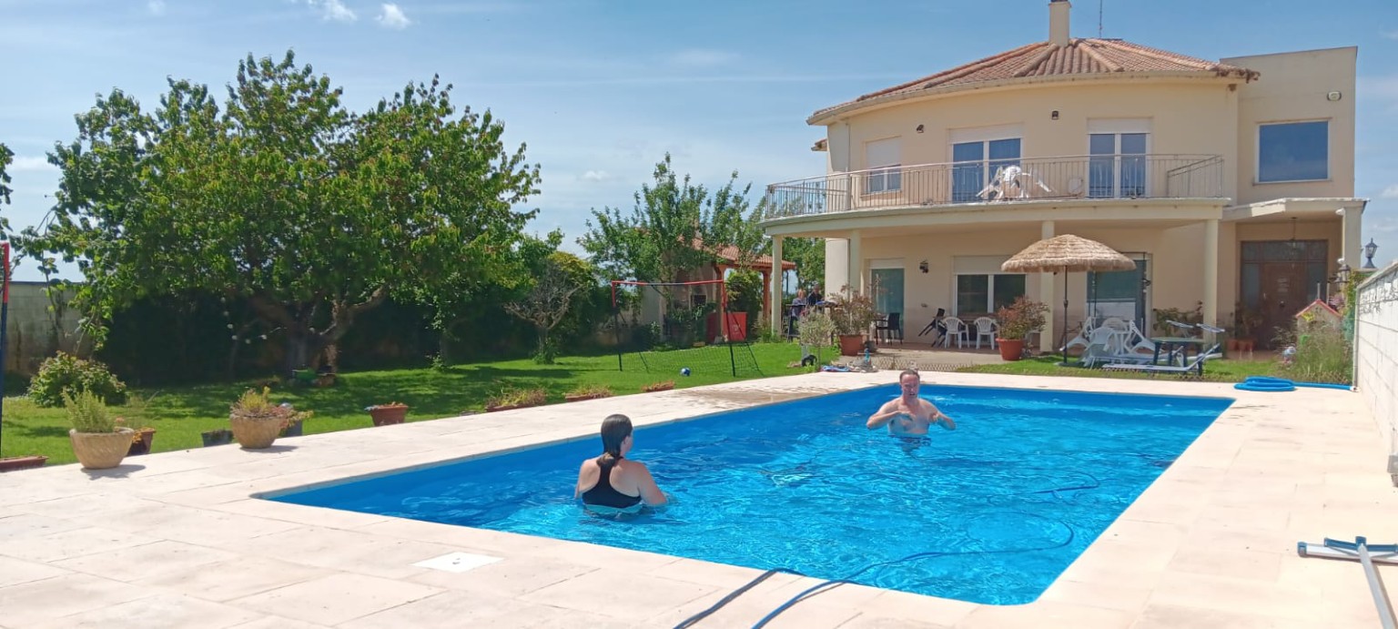 Familia disfrutando de la piscina